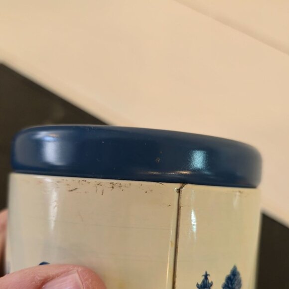 Blue Willow Tin Canister with Lid Blue & White Chinoiserie Kitchen Storage, Vint - Picture 8 of 13